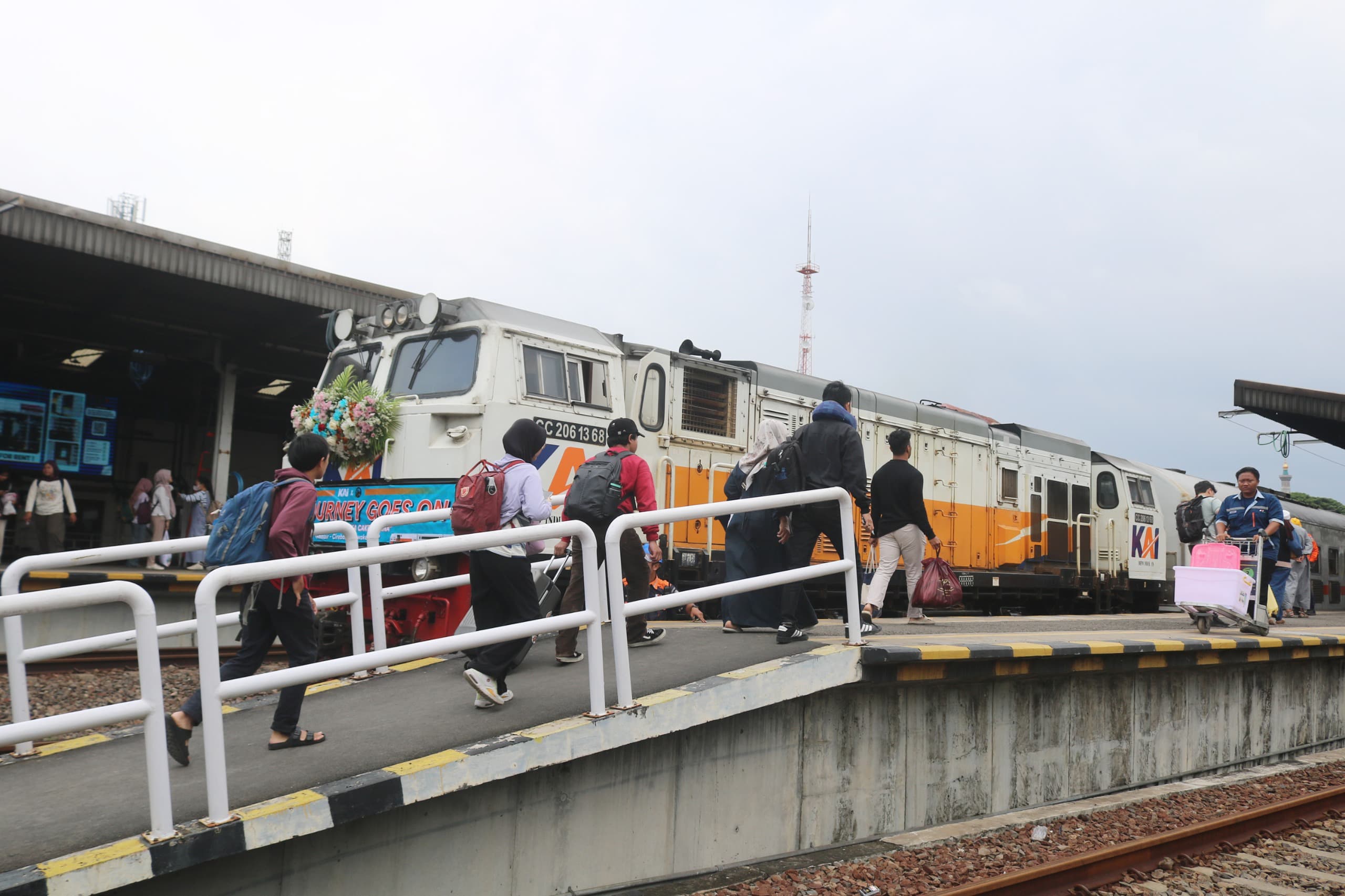 KAI Daop 3 Cirebon Siapkan 91.518 Tiket Mudik, 10.135 Sudah Terjual