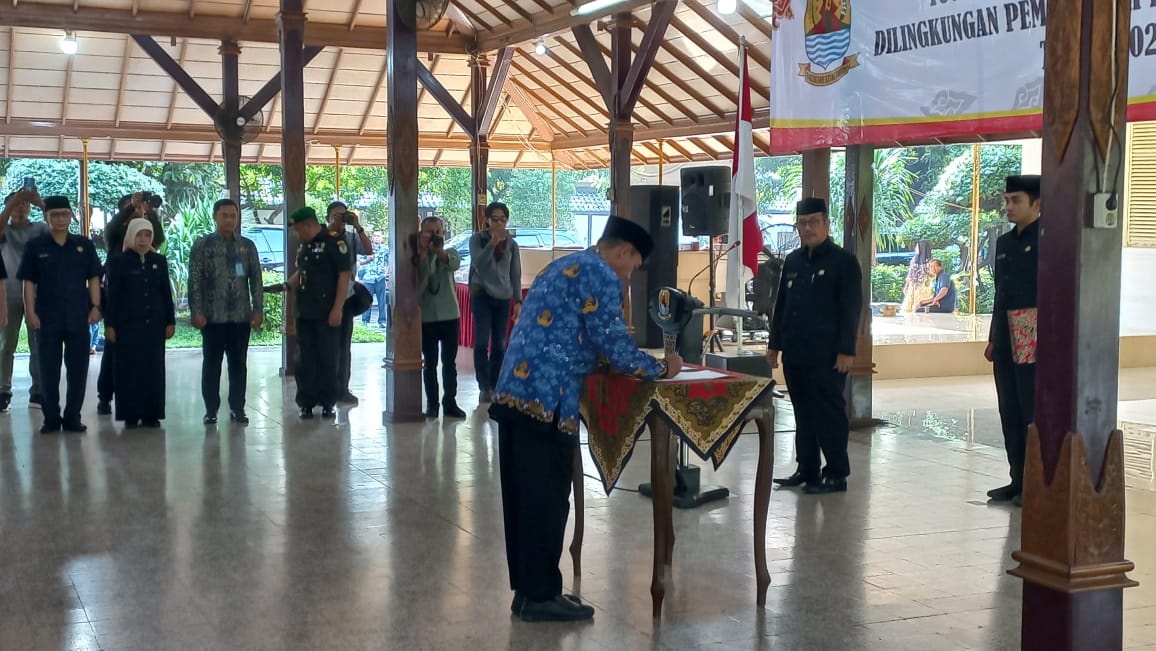 Bupati Imron Lantik 116 Kepala Sekolah, Perkuat Prioritas Pendidikan Kabupaten Cirebon