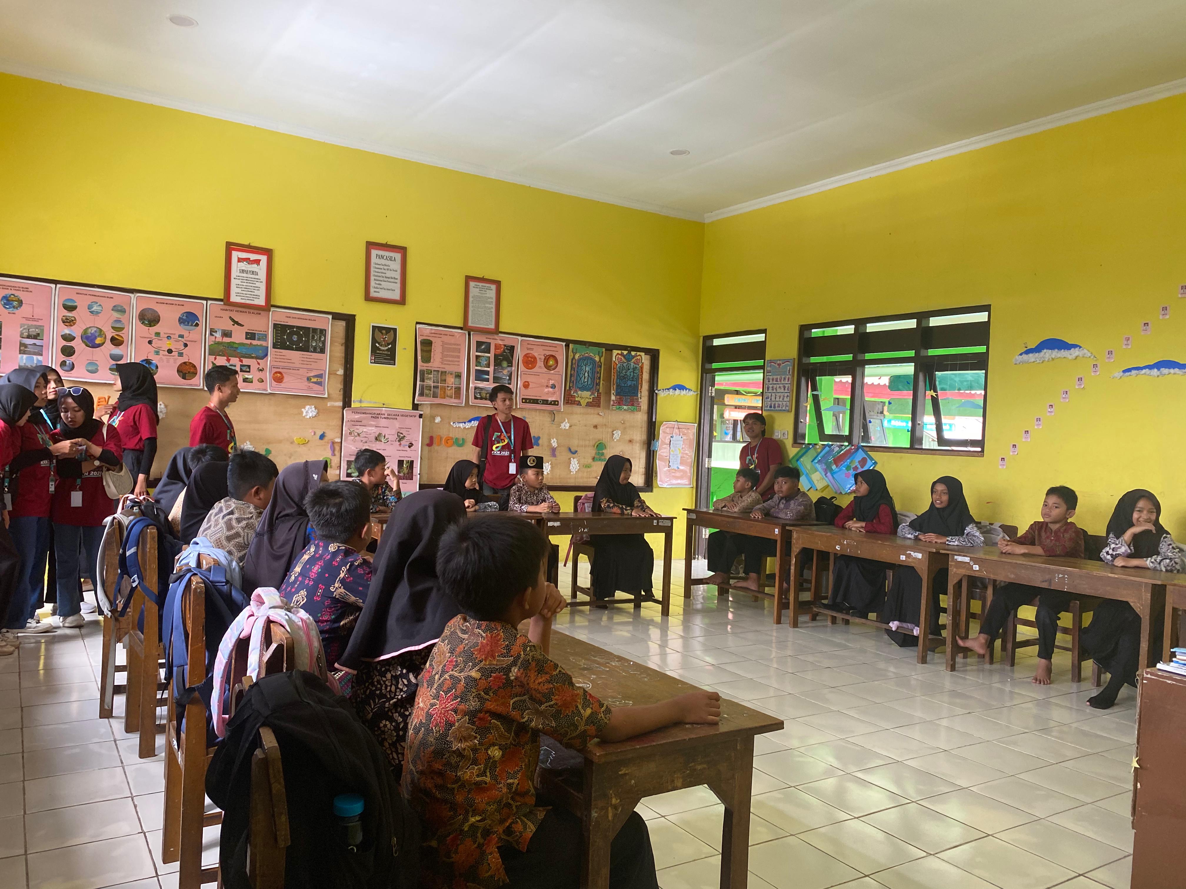 Menyalakan Optimisme Dibalik Papan Tulis