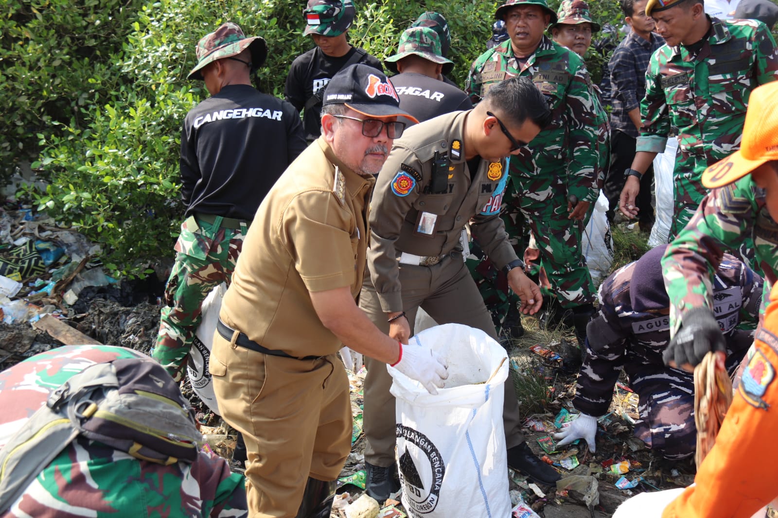 Turun Langsung ke Pantai Baro, Bupati Imron Gaungkan Gerakan Jaga Lingkungan dari Desa