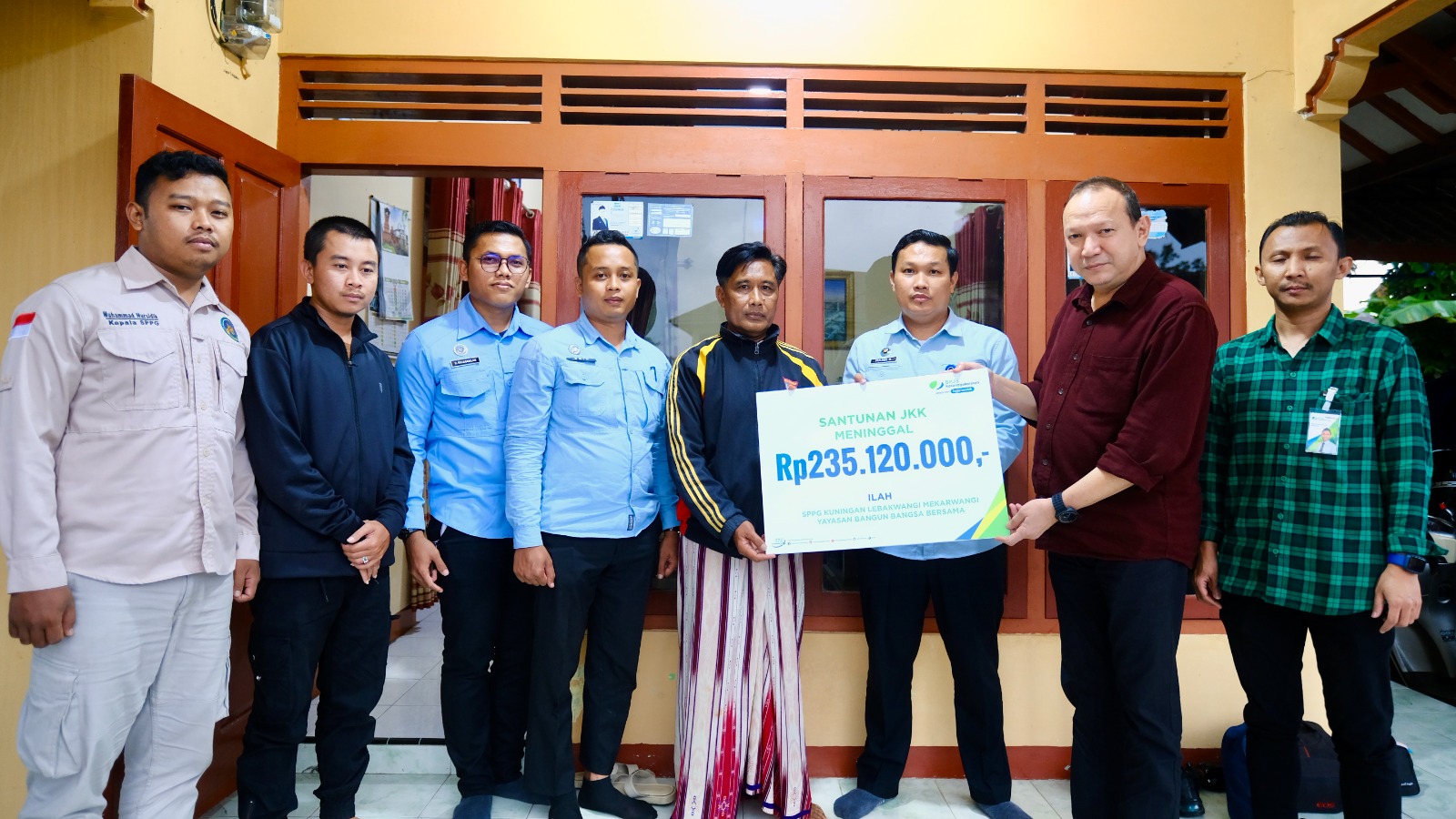 BPJS Ketenagakerjaan Cirebon Serahkan Santunan JKK Meninggal Rp235 Juta