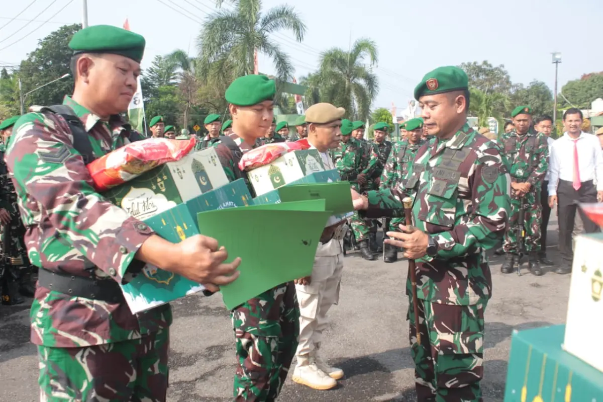 Dandim 0616/Indramayu Bagikan Bingkisan Lebaran, Tekankan Keselamatan Anggota Saat Cuti