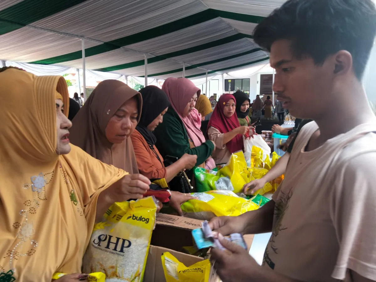 Bazar Ramadan Kejari Cirebon Disambut Antusias, 1.000 Paket Sembako Habis Terjual