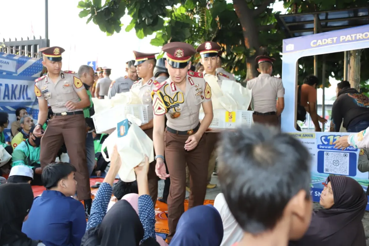 Aksi Taruna Akpol : Edukasi Mudik Aman dan Buka Puasa Bersama Ojol