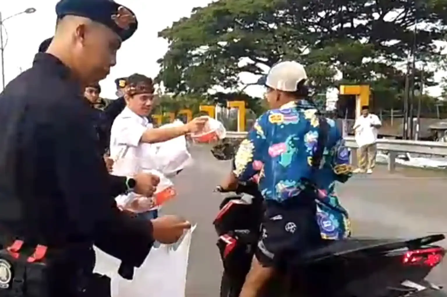 HUT SMSI ke 9: SMSI Kabupaten Bekasi Gandeng Brimob dan Aliansi Ormas Bekasi Bagikan Takjil Buka Puasa