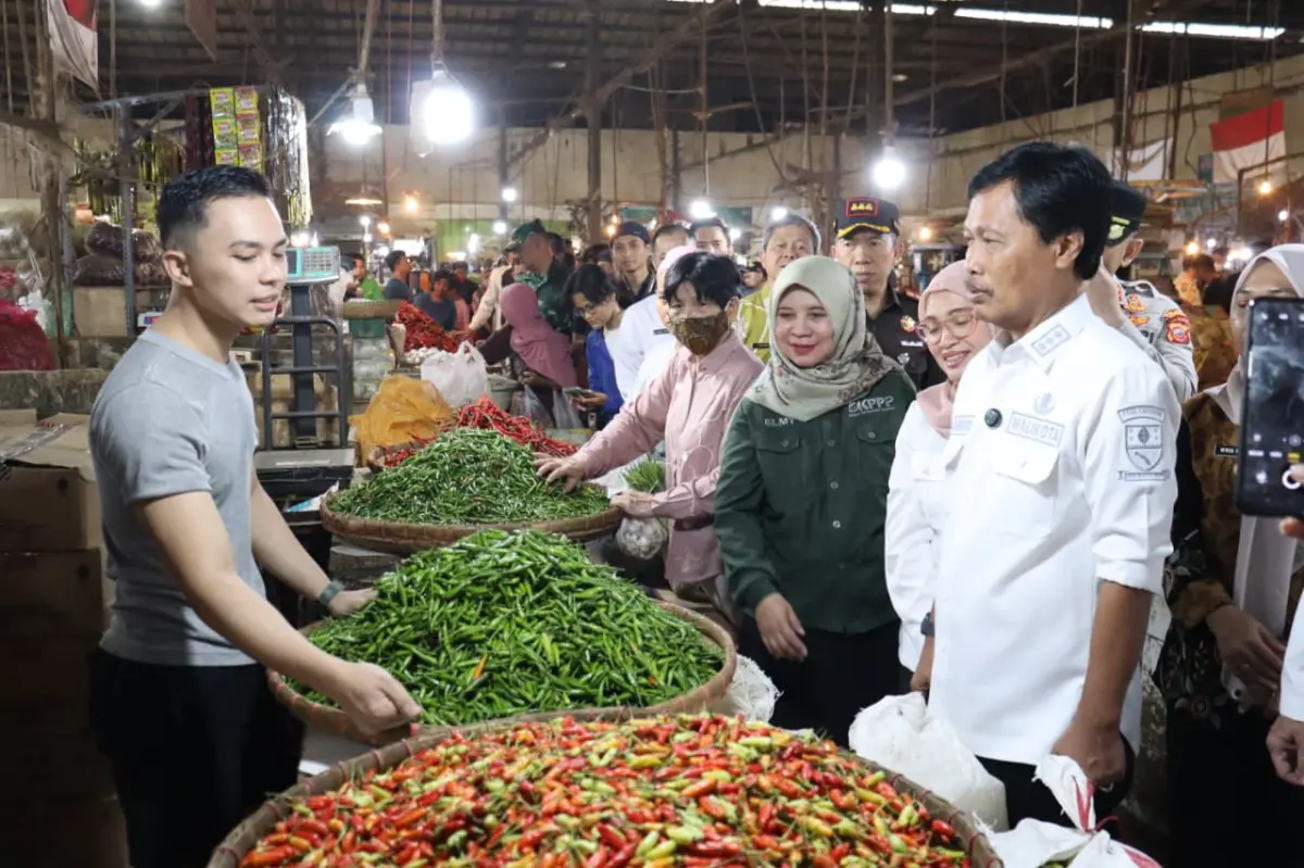 Pantau Pasar dan SPBU hingga Pusat Perbelanjaan, Walikota Pastikan Stok Pangan dan BBM Aman Jelang Lebaran