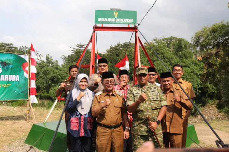 Bupati Imron Apresiasi TNI AD Bangun Jembatan Garuda di Ciwaringin
